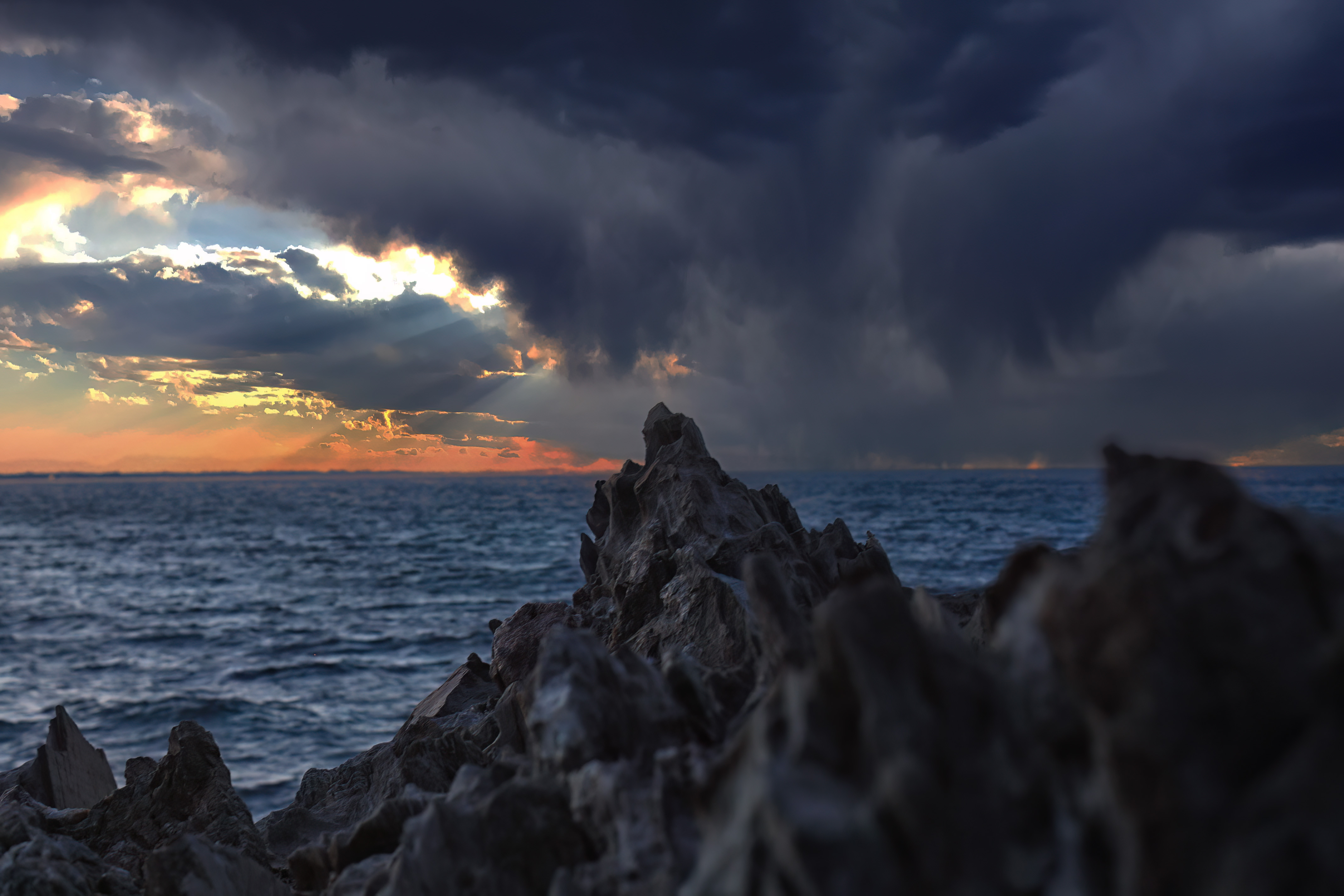Percée de lumière ጠ Rayons divins après l'orage sur la Méditerranée